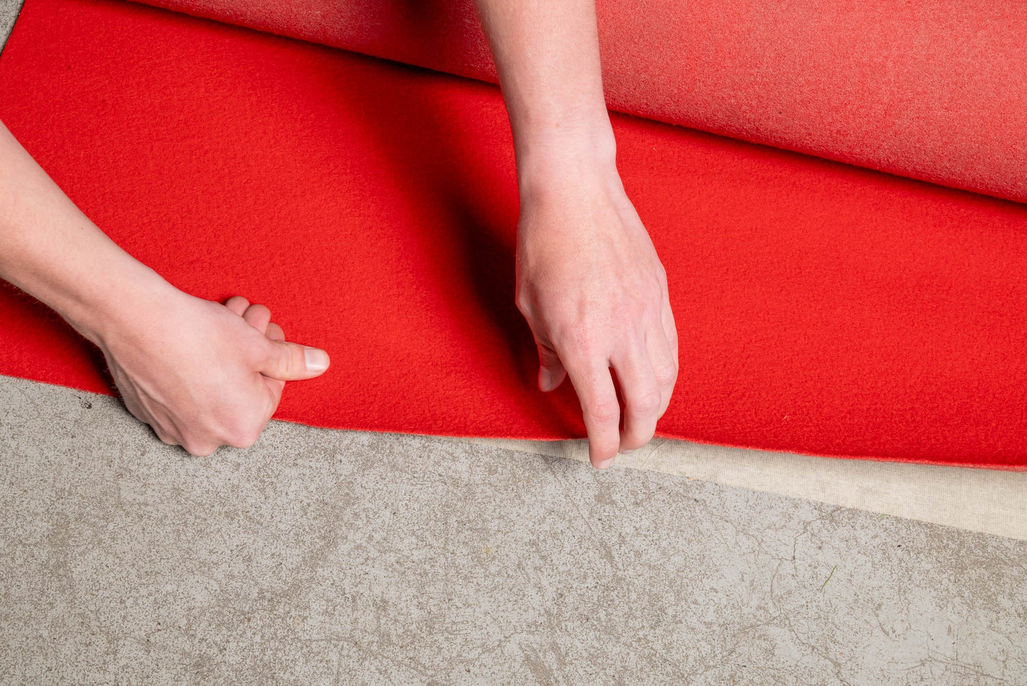 Rode loper over tape leggen