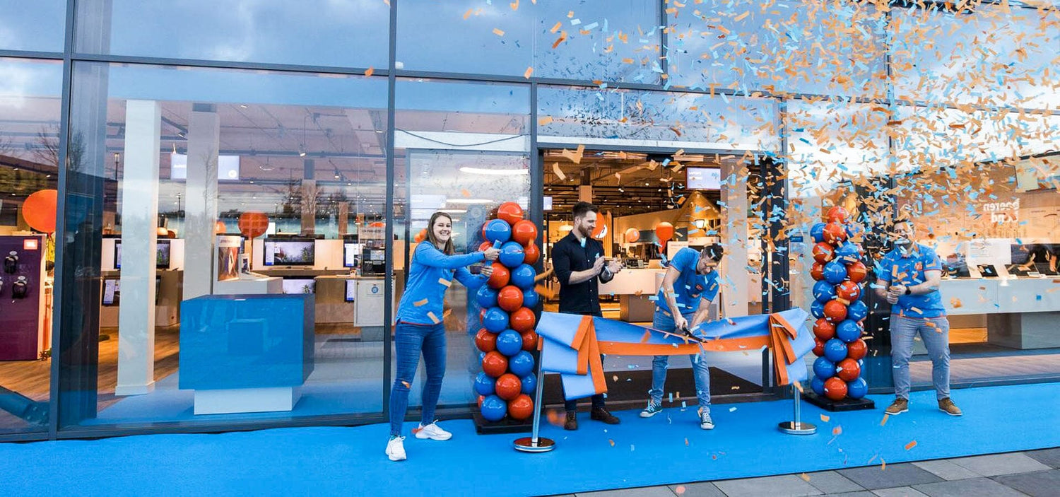 Loper bij de feestelijke opening van een winkel in de winkelstraat