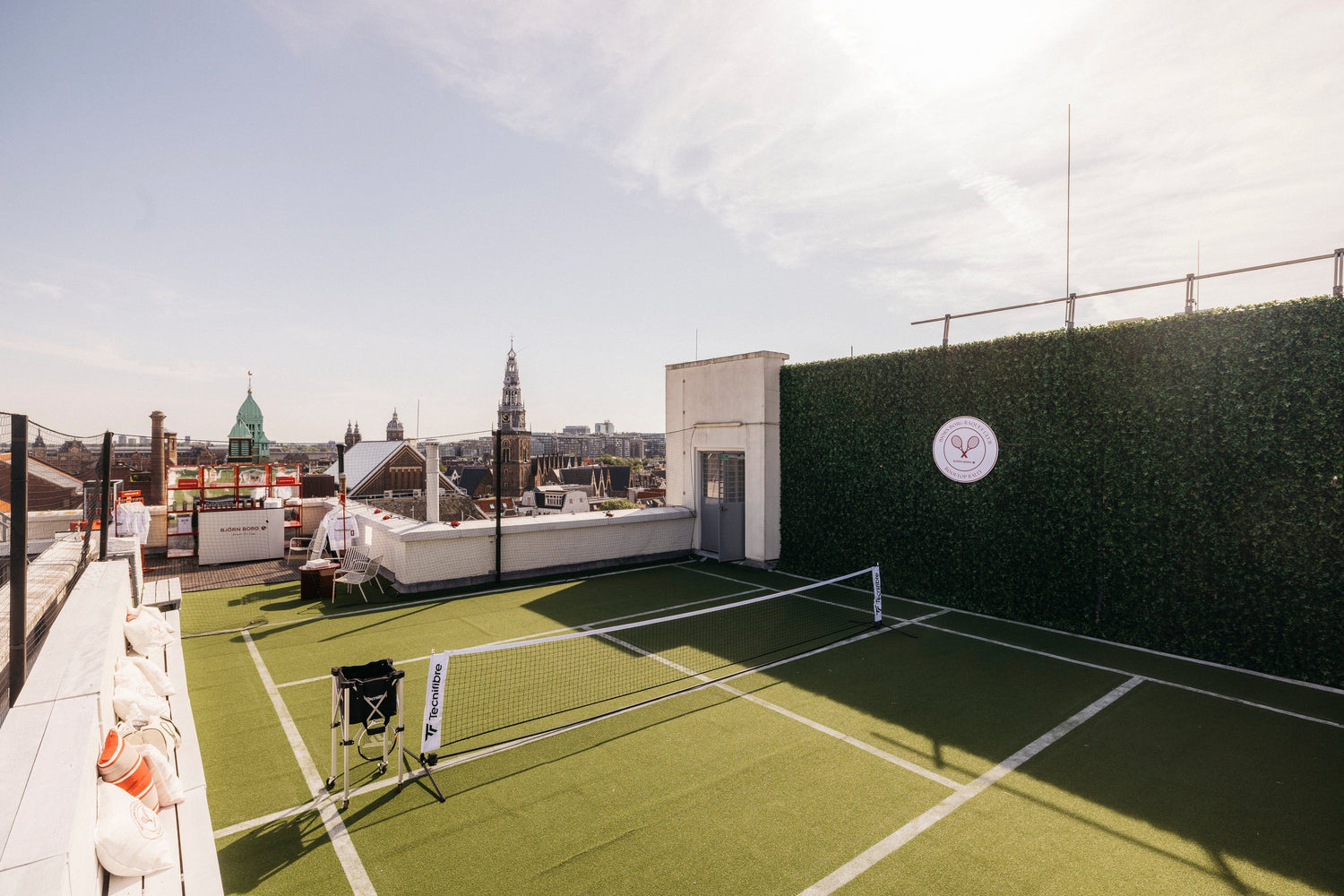 Rooftop tennisbaan van kunstgras met kunsthaag-wand op het dak van De Bijenkorf Amsterdam tijdens de Bjorn Borg Rooftop Rally. Foto: Kirsten van Santen