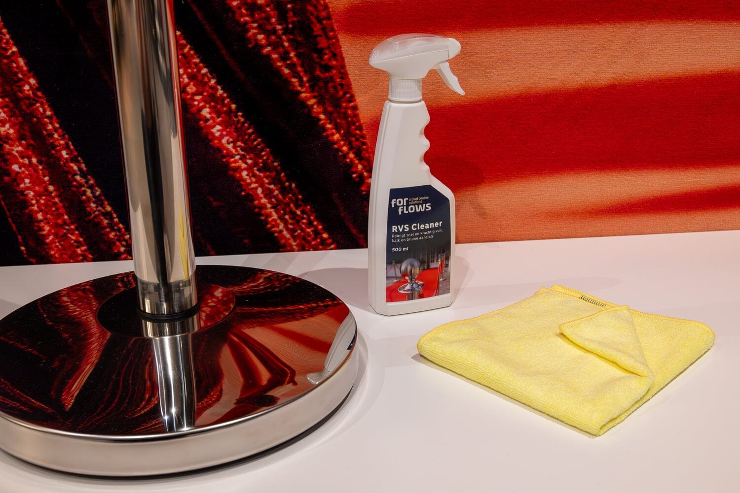 Schoonmaken RVS afzetpaal met RVS Cleaner en RVS doek ernaast