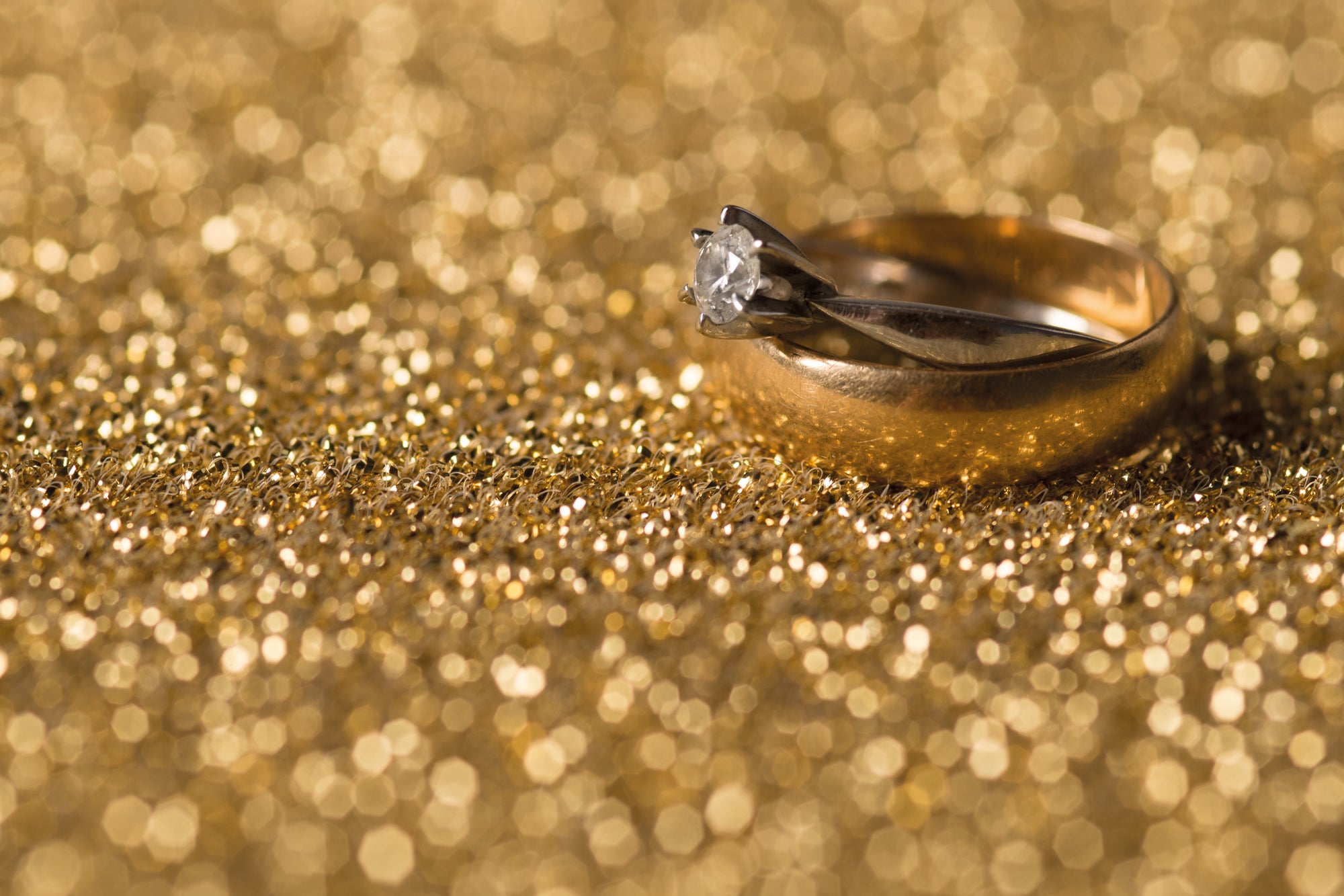 Sfeervolle trouwtent met witte en gouden bruiloftsaankleding