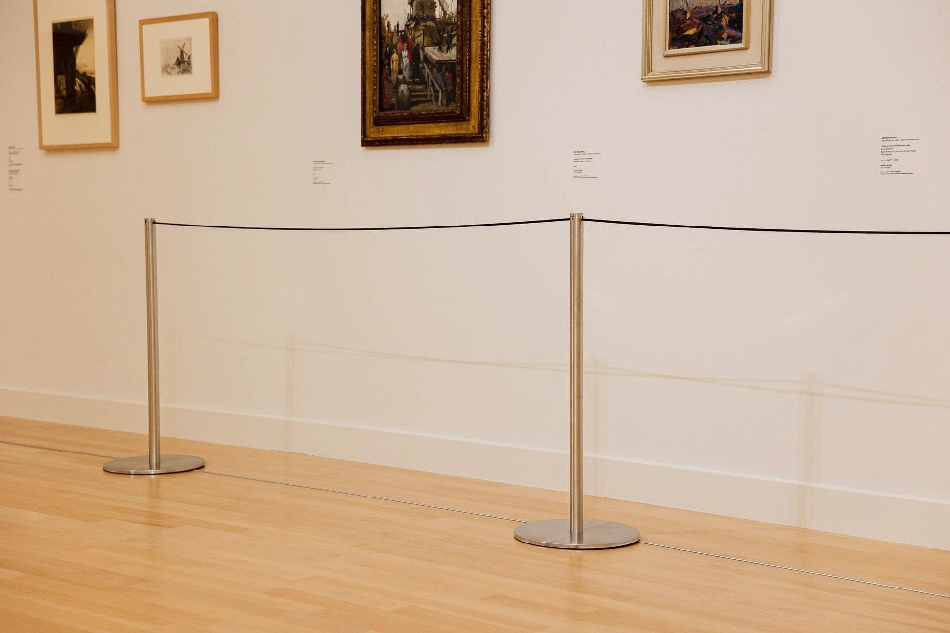 ForFlows Gallery Afzetpaal | Geborsteld Chroom - 90 cm Hoog van Rodelopers