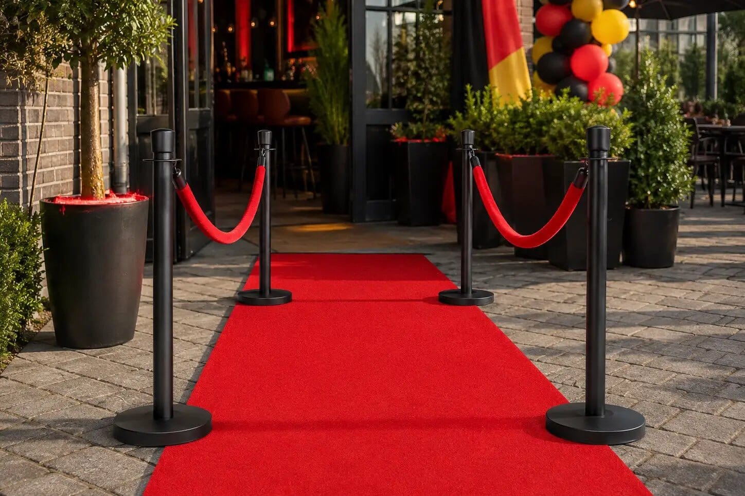 WK Rode Duivels Bundel Outdoor Basic by Rodelopers: four black stanchions with red ropes along a red carpet.