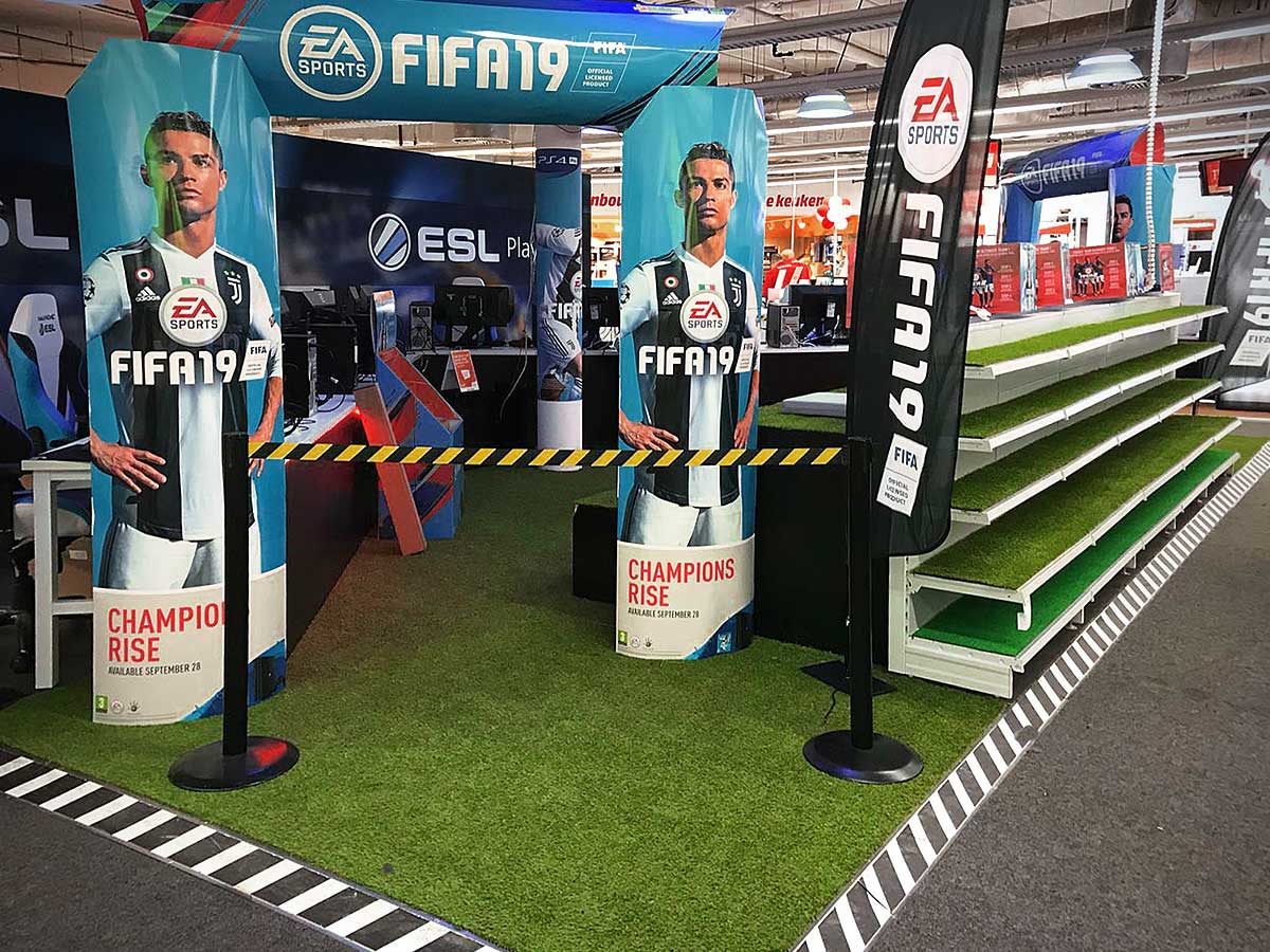 Kunstgras bij FIFA 2019 stand in de Media Markt